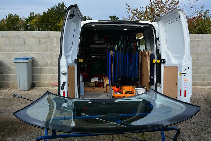 mobile Range Rover windshield repair